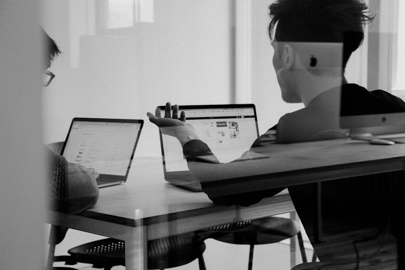 Die vier Phasen der KI-Programmentwicklung - von der Ideenfindung bis zum Deployment